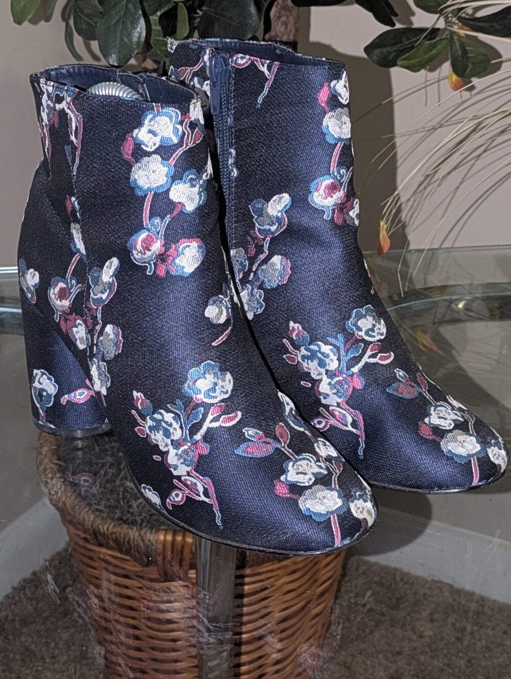 💥FINAL💥Urban Outfitters Black Floral Embroidered Ankle Boots - Picture 2 of 8